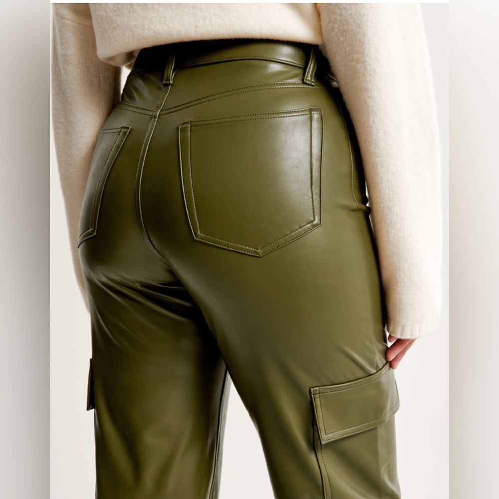 NWOT Abercrombie & Fitch Curve Love 30/10 Vegan Leather Cargo 90s Relaxed Pant - Picture 6 of 9